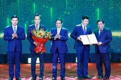 El primer ministro vietnamita, Pham Minh Chinh, y el ministro de Planificación e Inversión, Nguyen Chi Dung, entregan la decisión que aprueba la Planificación a las autoridades de la provincia de Hung Yen. (Fuente:VNA)
