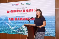 Debra Mosel, subdirector de la USAID en Vietnam, habla en el evento. (Fuente:VNA)