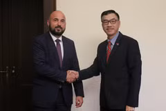 El embajador de Vietnam en la República Checa, Duong Hoai Nam, y el alcalde de la ciudad de Pilsen, Roman Zarzycky. (Fuente:VNA)