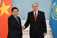 El miembro del Buró Político y presidente del Consejo Teórico Central del Partido Comunista de Vietnam y director de la Academia Nacional de Política Ho Chi Minh, Nguyen Xuan Thang, y el presidente de Kazajstán, Kassym-Jomart Tokayev. (Fuente: VNA)