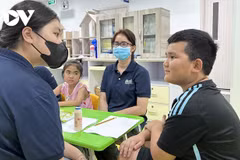 Nguyen Hoang Bao, de 9 años, que vive en Lam Dong, conversa con entusiasmo en inglés con la maestra. (Foto: Internet)