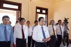 El presidente de la Asamblea Nacional de Vietnam, Tran Thanh Man, rindió homenaje hoy al difunto primer ministro, Vo Van Kiet. (Fuente:VNA)