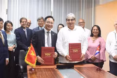 El vicedirector general de la Voz de Vietnam (VOV), Pham Manh Hung, y el presidente del Instituto de Información y Comunicación Social de Cuba (ICS), Alfonso Noya Martínez, firmaron un nuevo acuerdo de cooperación bilateral. (Fuente:VNA)