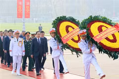 Dirigentes del Partido y el Estado rinden tributo al Presidente Ho Chi Minh. (Fuente: VNA)