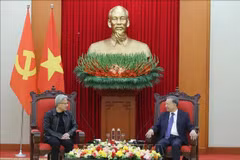 El secretario general del Partido Comunista de Vietnam (PCV), To Lam. recibe al fundador y presidente de NVIDIA, Jensen Huang. (Fuente: VNA)