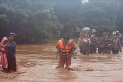 Equipos de rescate ayudan a evacuar a personas de zonas inundadas en Nay Pyi Taw, Myanmar, el 12 de septiembre de 2024. (Fuente: Xinhua/VNA)