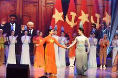 Una de las actuaciones artísticas para conmemorar el 30º aniversario de la amistad Hanoi-Beijing. (Fuente:VNA)