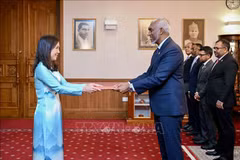 Trinh Thi Tam, embajadora de Vietnam en Sri Lanka, concurrente en Maldivas, entregó las cartas credenciales al presidente de la República de Maldivas, Mohamed Muizzu. (Fuente:VNA)