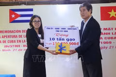 Las autoridades del Comité Popular de Tay Ninh entregan de manera simbólica 10 toneladas de arroz al pueblo cubano. (Fuente:VNA)