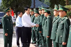 El presidente de Vietnam, Luong Cuong, al frente de una delegación, visita y entrega regalos a oficiales y soldados de la estación de guardia fronteriza de Bat Mot (Fuente: VNA)