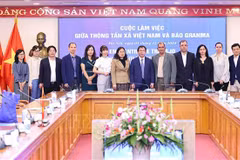 Una delegación del periódico cubano Granma se reune en Hanoi con sus colegas de VNA (Fuente: VNA)