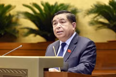 El ministro de Planificación e Inversión de Vietnam, Nguyen Chi Dung, informó sobre el contenido revisado en el proyecto de Ley de Inversión Pública (Fuente: VNA)