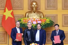 El primer ministro vietnamita, Pham Minh Chinh, (segundo a la derecha) y Jensen Huang, presidente y director general de NVIDIA, presenciaron la ceremonia de firma del Acuerdo de Cooperación entre el Gobierno de Vietnam y el grupo estadounidense.(Foto: VNA)