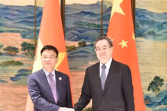 El viceprimer ministro vietnamita, Le Thanh Long (izquierda), sostuvo conversaciones con su homólogo chino, Ding Xuexiang. (Fuente: VNA)