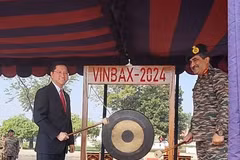 El embajador de Vietnam en India, Nguyen Thanh Hai (izquierda), y teniente general Rajesh Pushkar en el evento (Fuente: VNA)