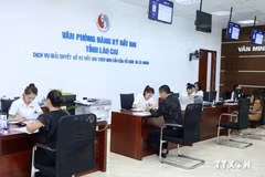 En la unidad administrativa de una sola puerta del Centro de Servicios de Administración Pública en la provincia de Lao Cai (Fuente: VNA) 