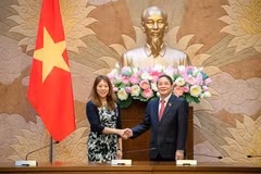 El vicepresidente de la Asamblea Nacional de Vietnam, Nguyen Duc Hai (derecha), recibióa la tesorera del estado estadounidense de California, Fiona Ma (Fuente: VNA)