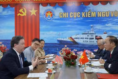 El embajador de Estados Unidos en Vietnam, Marc E. Knapper, trabaja con el viceministro de Agricultura y Desarrollo Rural, Phung Duc Tien (Fuente: VNA)