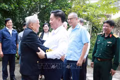 El miembro del Buró Político del Partido Comunista de Vietnam (PCV), Nguyen Trong Nghia, saludó a los testigos históricos de los “barcos sin número” en provincia de Phu Yen (Fuente: VNA)