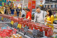 Consumidores en el supermercado BigC en Hanoi (Fuente:VNA) 