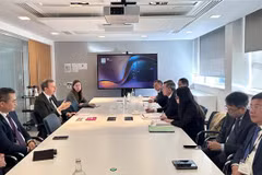 El auditor general estatal de Vietnam, Ngo Van Tuan, durante la reunión con su par británico, Gareth Davis (Fuente:VNA)