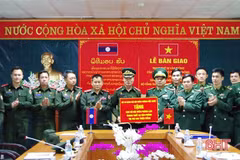 Entrega Vietnam donaciones a fuerzas guardafronteras de Laos
