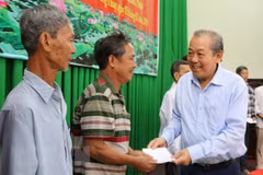 Entrega vicepremier vietnamita regalos a personas necesitadas en ocasión del Tet