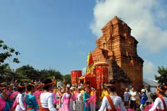 Felicitan en Vietnam a la minoría étnica Cham en ocasión de su fiesta tradicional