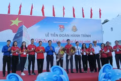 Zarpan jóvenes vietnamitas para participar en programa nacional de islas y mares