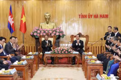 Presidente de la Asamblea Nacional camboyana recorrió la provincia de Ha Nam durante su visita a Vietnam