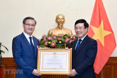 Conceden Orden del Trabajo al embajador laosiano en Vietnam