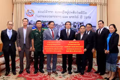 Apoyan vietnamitas residentes en Laos a afectados por desastres naturales