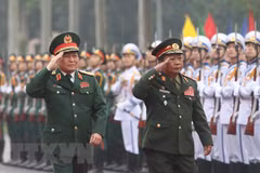 Ministros de Defensa de Vietnam y Laos por contribuir al enriquecimiento de lazos binacionales