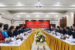 Premier laosiano recibe al ministro de Oficina de Gobierno de Vietnam 