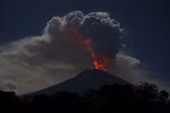Entra en erupción volcán Agung en Bali, Indonesia