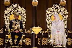 Coronan al sultán de Pahang como nuevo rey de Malasia