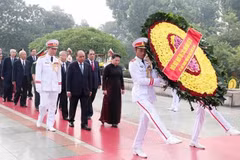 Rinden homenaje altos dirigentes vietnamitas a héroes y mártires de la Patria