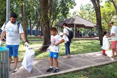 Premier vietnamita llama a resolver contaminación por plásticos
