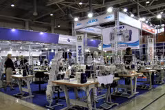 Presentan productos textiles vietnamitas durante feria en Rusia