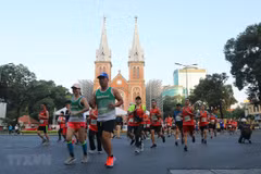 Casi 13 mil atletas competen en maratón internacional en Ciudad Ho Chi Minh