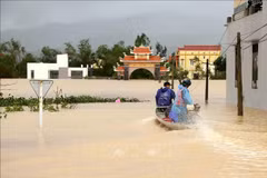 Hospitales, ministerios y departamentos públicos brindan apoyo a la región central de Vietnam