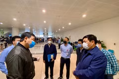 Inspeccionan prevención de COVID-19 en el aeropuerto internacional de Noi Bai