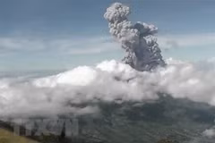 Indonesia emite máxima alerta de aviación tras la erupción del volcán Merapi 