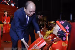 Premier de Vietnam honra a las madres heroicas nacionales 