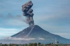 Indonesia: Miles de evacuados por erupción de volcán Ili Lewotolok