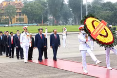 Dirigentes vietnamitas rinden homenaje al presidente Ho Chi Minh 