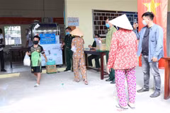 Ciudad Ho Chi Minh asiste a personas afectadas por el COVID-19