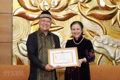 Condecoran a embajador indonesio con medalla de amistad de Vietnam