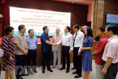 Dirigentes de Hanoi se reúnen con más de 300 periodistas