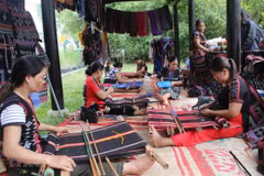 Brocado de la minoría Ta Oi mantiene viva su tradición en Vietnam 